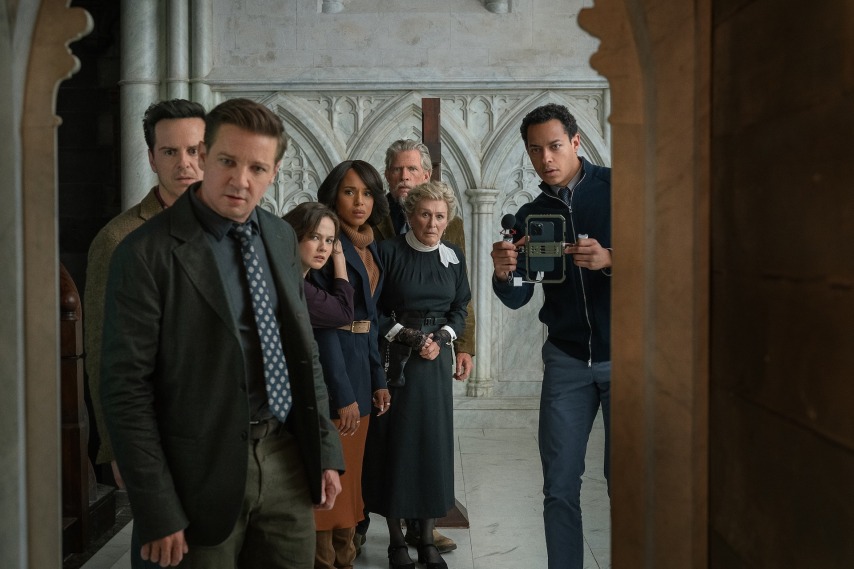Andrew Scott, Jeremy Renner, Cailee Spaeny, Kerry Washington, Thomas Haden Church, Glenn Close, Kerry Washington and Daryl McCormack in Wake Up Dead Man: A Knives Out Mystery. Cr. John Wilson/Netflix